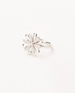 490413-bague-flower-poiray-or-blanc-diamnts